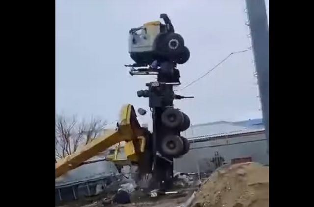 Автокран «Камаз» перевернулся и раздавил крановщика – видео (18+)