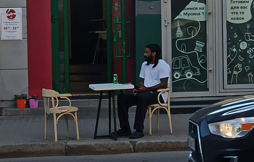 ОДжей Мэйо грустит на казанских улицах с сигаретой (фото)