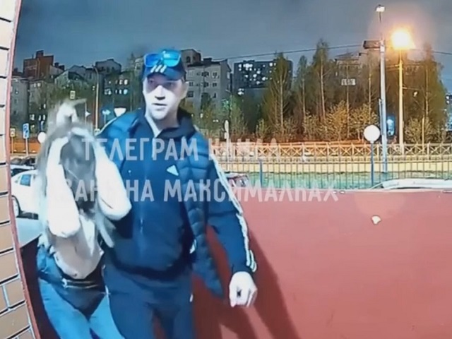 В Казани разъяренный неадекват избил девушку и протащил ее за волосы - видео