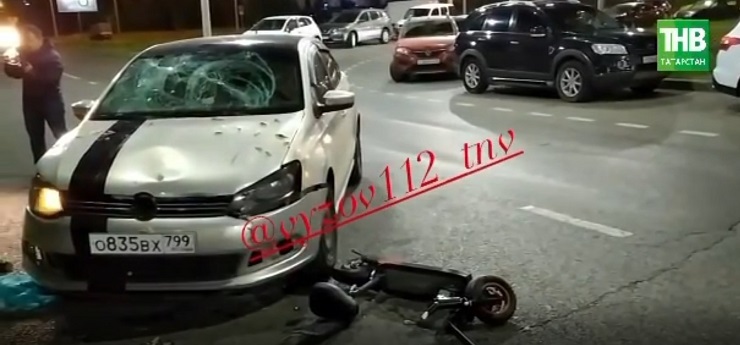 В Казани пьяный водитель электросамоката влетел в иномарку - видео