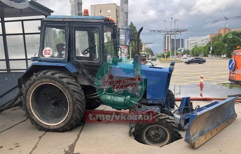 В Казани трактор коммунальных служб провалился под асфальт – видео