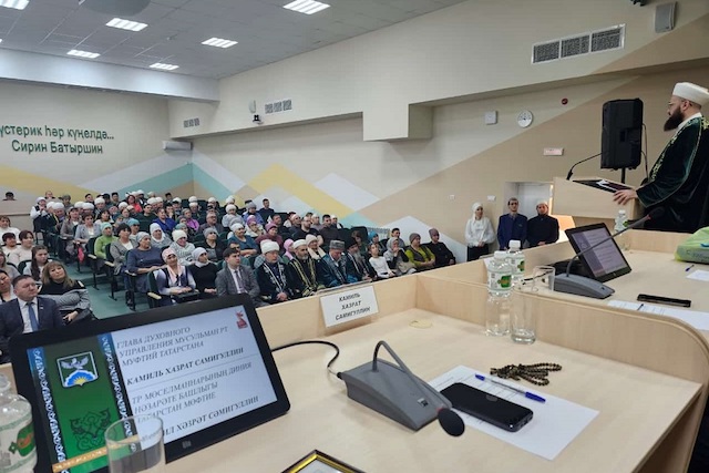 Камил хәзрәт Сәмигуллин Бөгелмәдә СВОда катнашучыларның гаиләләре белән очрашкан