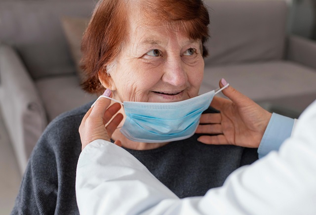 Люди старше 65 лет перестали входить в группу высокого риска по коронавирусу