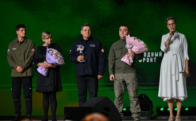 Владимир Путин вручил премию «Все для победы» волонтерам, помогающим бойцам СВО