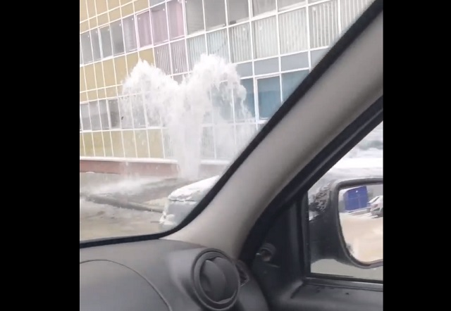 Жители Набережных Челнов показали фонтаны, появившиеся из-за коммунальной аварии