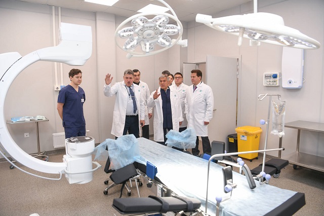 Минниханов осмотрел новый медицинский центр в Казани