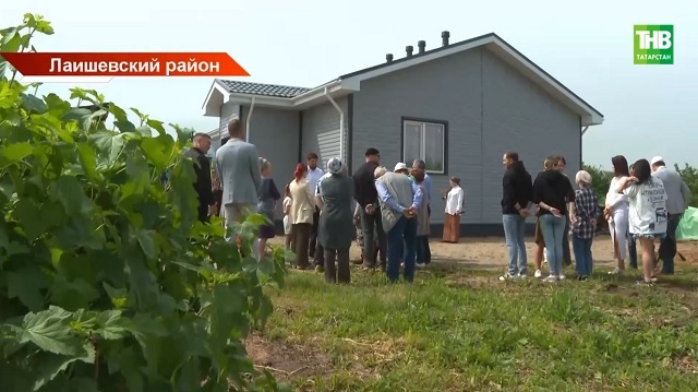 Мир не без добрых людей: погорельцам из Лаишево подарили новый дом