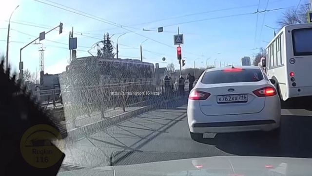 Мужчина ударился головой о трамвай, перебегая пути в Казани — видео