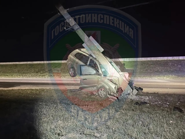 В Кировском районе Казани водитель протаранил столб и чудом остался жив - шокирующие кадры