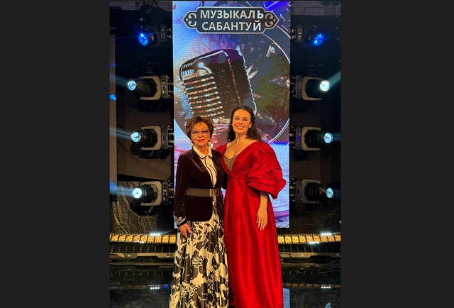 Винера Ганиева һәм Эльмира Кәлимуллина "Туй күлмәге" җырын бергә башкарды