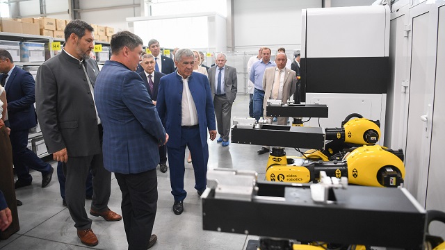 Раис Татарстана ознакомился с линией по изготовлению экспресс-тестов ГК «Эйдос»