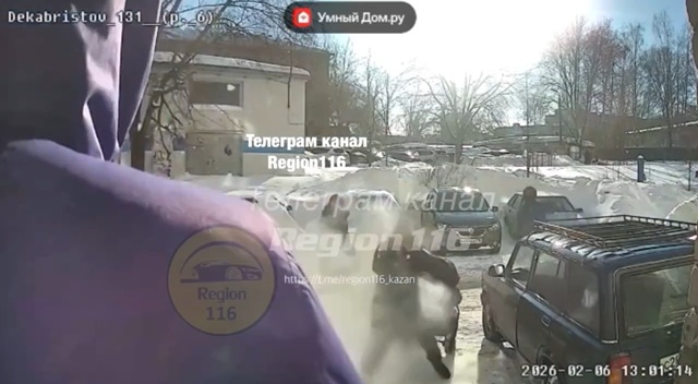 Оглушительный грохот у подъезда: ледяная глыба едва не накрыла казанцев на Декабристов 