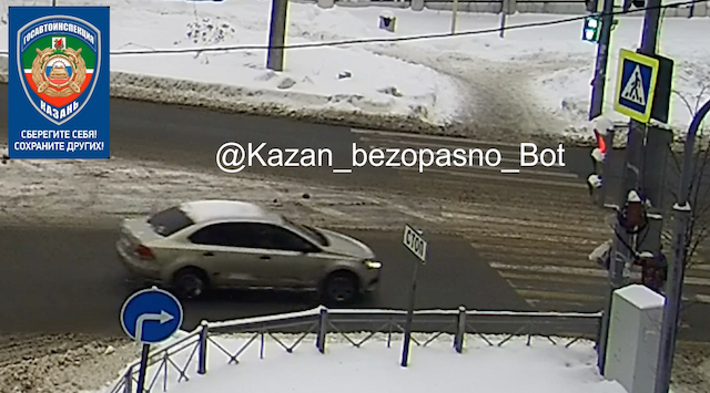 Водитель иномарки сбил женщину с ребенком на пешеходном переходе в Казани