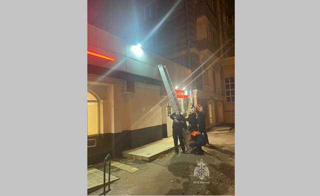 Выпавший из окна 24-летний парень чудом остался жив в Казани