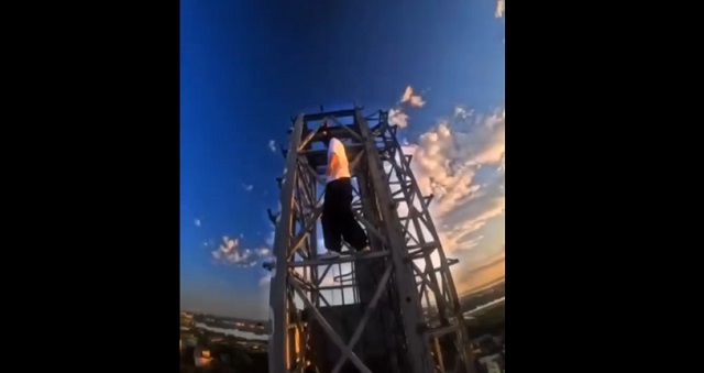 Без страховки: двое парней в балаклавах сняли видео с крыши казанского ЖК