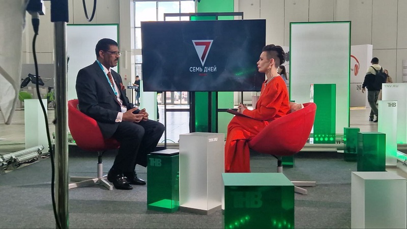 ТНВ “KazanForum”га килгән төрле ил кунаклары белән интервьюлар әзерли