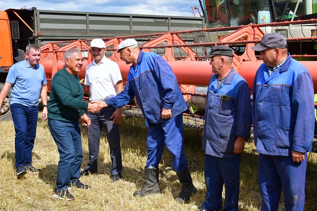 Минниханов ознакомился с ходом уборки зерновых в Бавлинском районе Татарстана