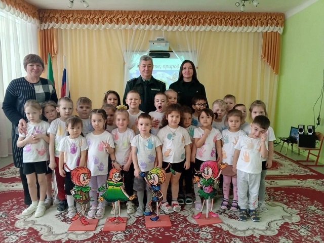 Загадки о природе и викторины: участник СВО провел экоурок для дошкольников в Бугульме