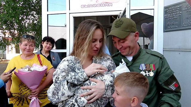В семье бойца СВО из Альметьевска родилась дочка Ая