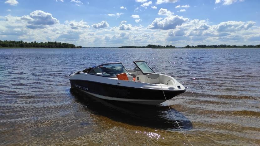 В Татарстане купающийся мужчина едва не лишился ноги, попав под винт катера