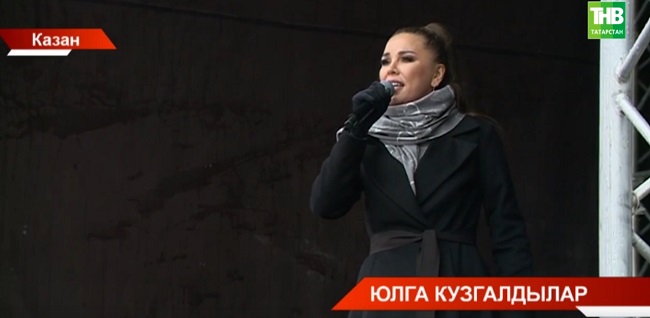 Гүзәл Уразова мобилизацияләнгән егетләр алдында җырлады - видео