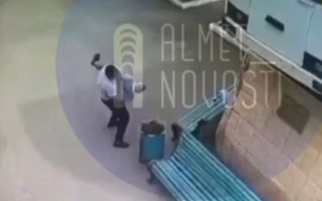 В Татарстане начальник автоколонны пытался засунуть пенсионера головой в урну - видео