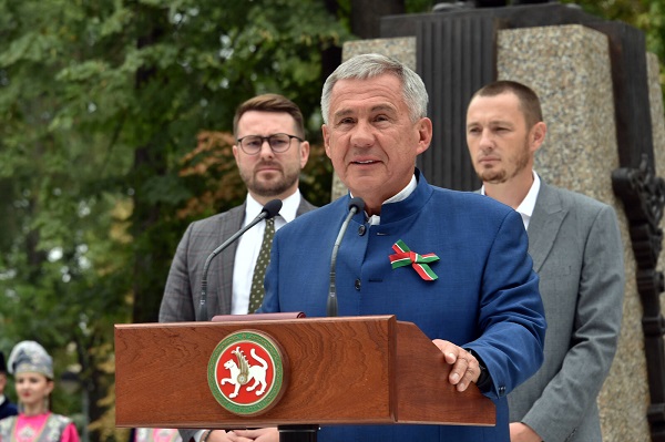 Рөстәм Миңнеханов Рәшит Ваһапов турында: Ул милли концерт сәнгатенә нигез салучы, татар халкының яраткан җырчысы булды