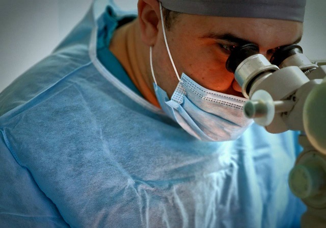 Челнинские врачи удалили двум пациентам проволоку из глаз