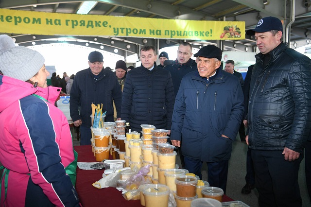 Минниханов посетил предпоследние сельхозярмарки этой весны в Агропромпарке в Казани