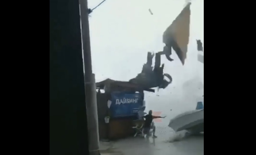 Вышедший на берег смерч едва не унес работников пляжа – видео