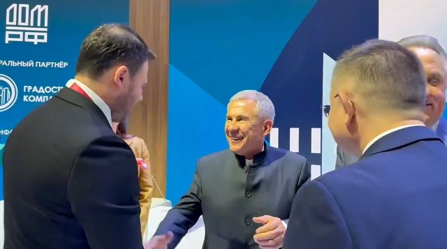 Эмин Агаларов на ПМЭФ выразил Рустаму Минниханову восхищение Казанью