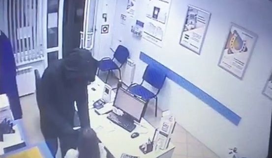 В Казани мужчина совершил разбойное нападение на офис микрозаймов