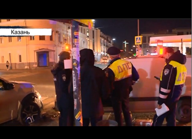 В Казани пьяный мужчина угнал машину, сбил пешехода и устроил ДТП – видео