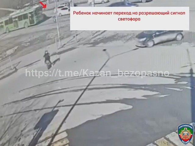 В Казани водитель с 20-летним стажем проехал на «красный» и сбил ребёнка на самокате