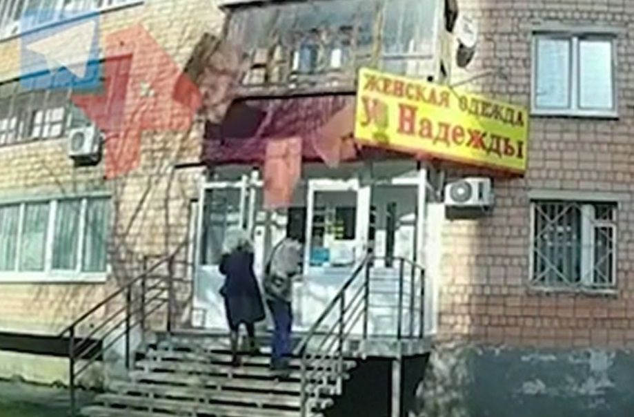 Видео: рухнувшая обшивка балкона чудом не придавила двоих девушек
