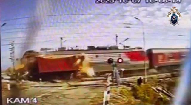 Момент столкновения поезда с грузовиком попал на видео в Татарстане