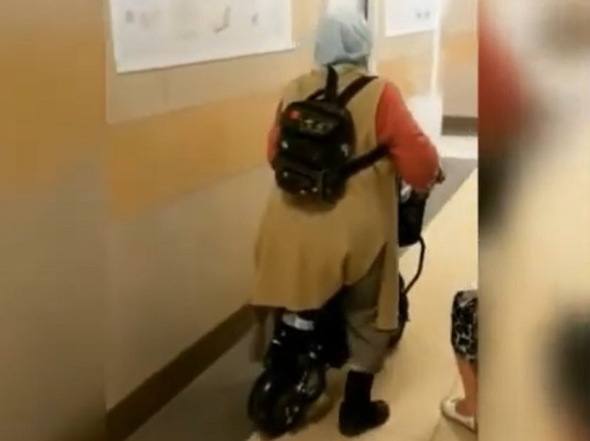 В Татарстане пенсионерке разрешили кататься по МФЦ на электросамокате