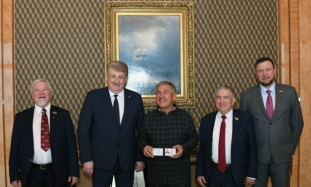 Кондратьев Рөстәм Миңнехановка Татарстан Рәисе таныклыгы тапшырды