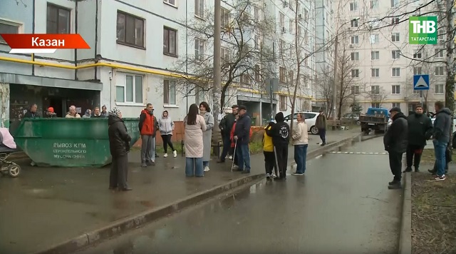 Күгәрек, черки, сасы су: Адоратский урамында яшәүчеләр ремонт сыйфатыннан зарлана