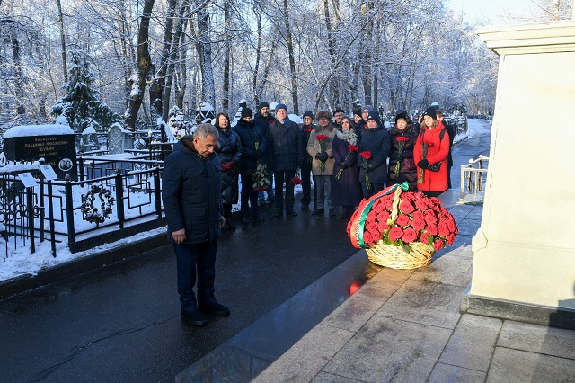 Рөстәм Миңнеханов Казанда Лобачевский монументына чәчәкләр салды