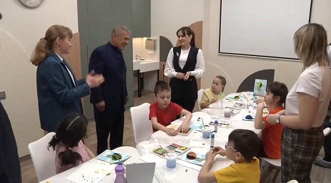 Рөстәм Миңнеханов “Тылсым” дигән социаль-инклюзив үзәккә йөрүче балалар белән аралашты