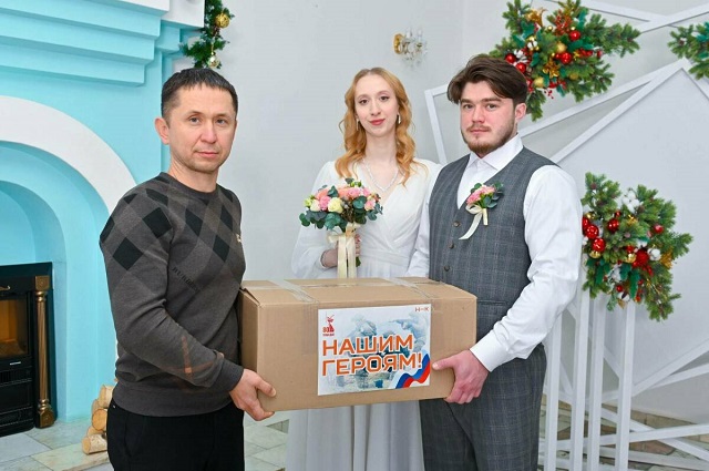 Молодожены из Нижнекамска приняли участие в сборе помощи для бойцов СВО