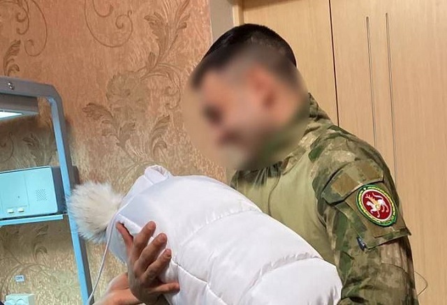 Ялга кайткан хәрби бала тудыру йортыннан хатынын һәм кызын каршы алды