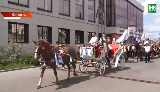 В Казани по улицам города провели традиционный сбор подарков для батыров Сабантуя