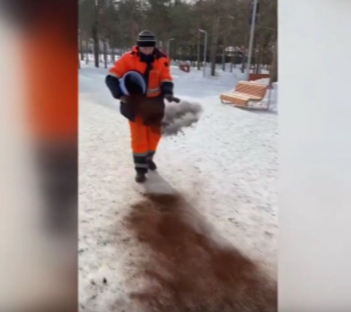 В парках Альметьевска отработанный кофе начали посыпать на дорожки - видео