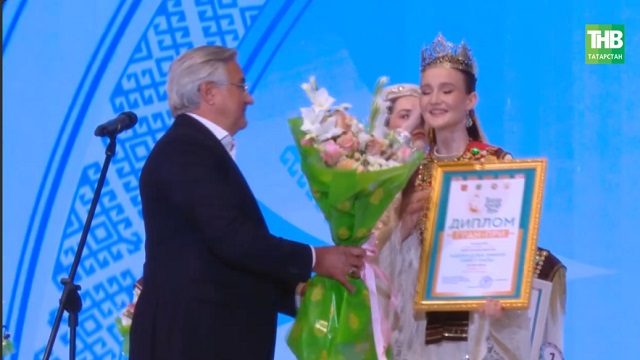 «Татар кызы» бәйгесендә җиңгән Әминә Мәхмүдова автомобильле булды