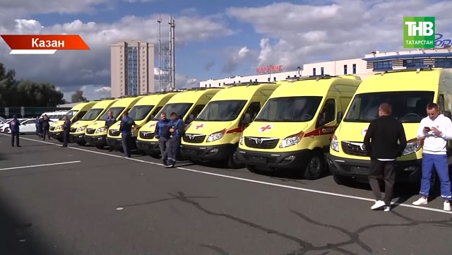 Татарстан Рәисе республиканың медицина учрежденияләренә 140 машина тапшырды