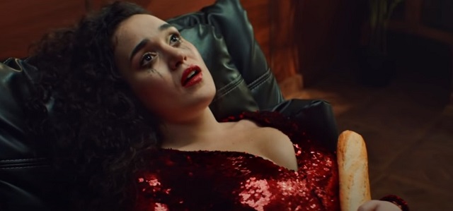 «Мне бы хлеба»: Сергей Шнуров представил клип нового проекта «Зоя»