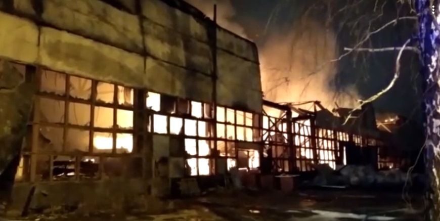 В Казани горел склад мебельной фабрики на Короленко (ВИДЕО)