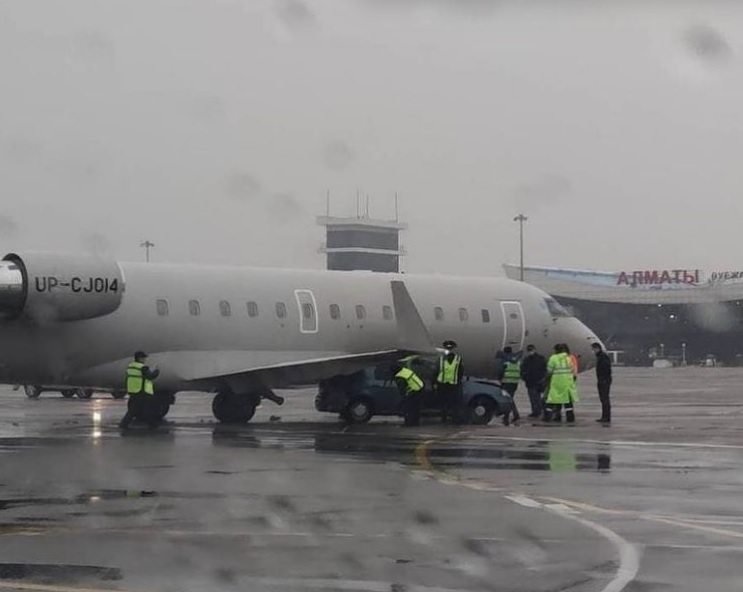 ДТП самолета Бердыева и «Кайрата» с автомобилем попало на видео